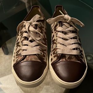 Michael Kors Logo Sneakers! Size 7.5